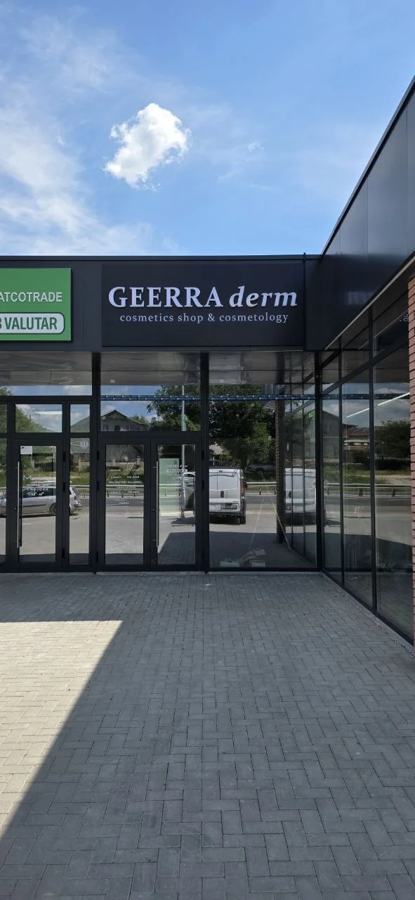 Casetă luminoasă verticală GEERRA DERM montată pe fațadă - Starmont Moldova